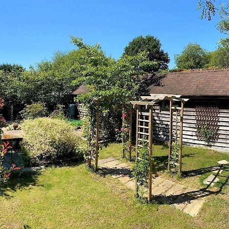 Villa The Tool Shed Nestled In Idyllic Countryside Linchmere Exterior foto
