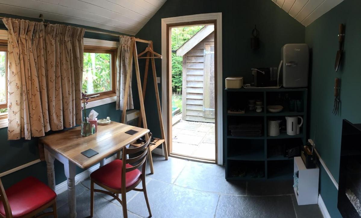Villa The Tool Shed Nestled In Idyllic Countryside Linchmere Exterior foto
