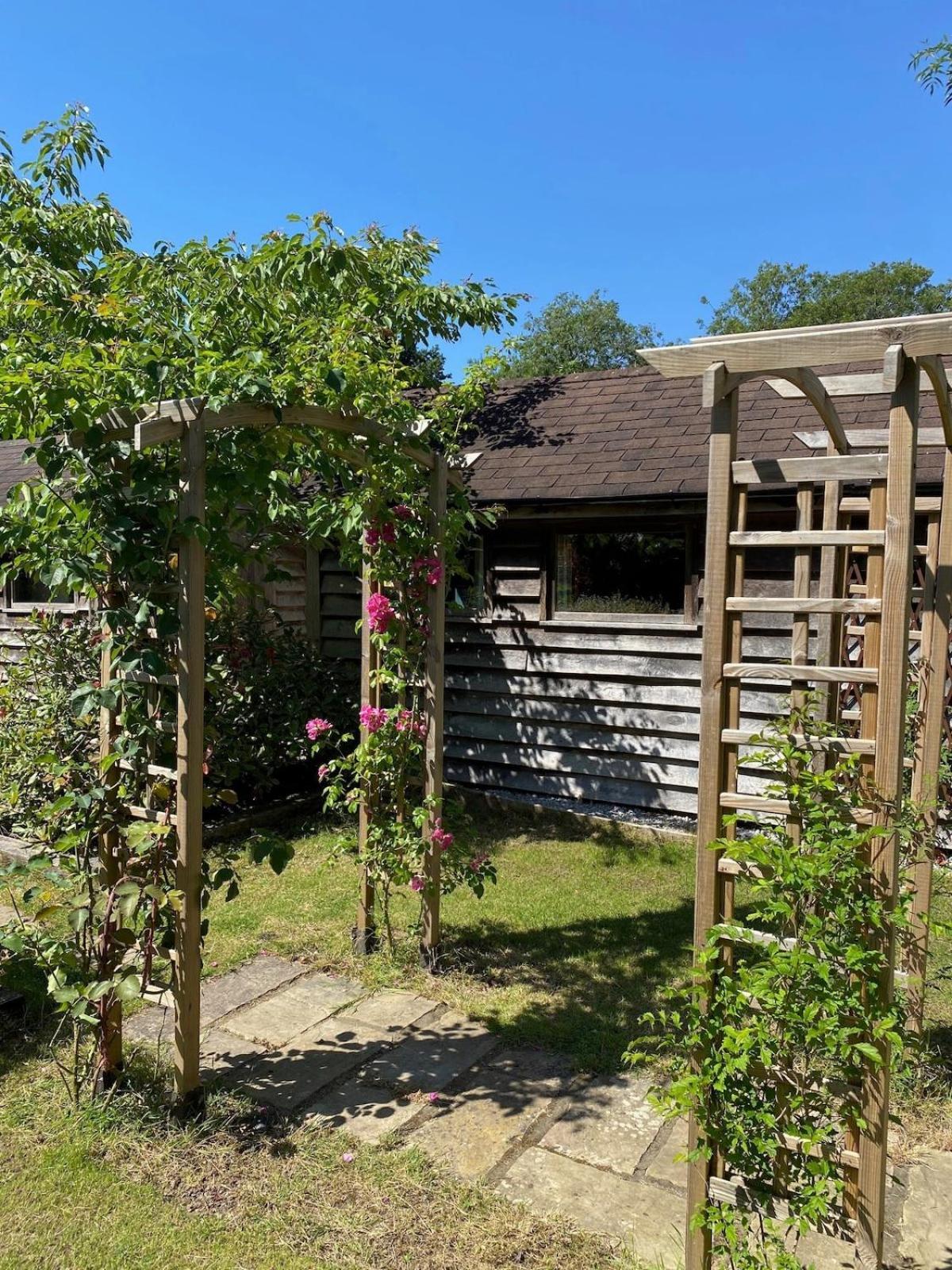Villa The Tool Shed Nestled In Idyllic Countryside Linchmere Exterior foto